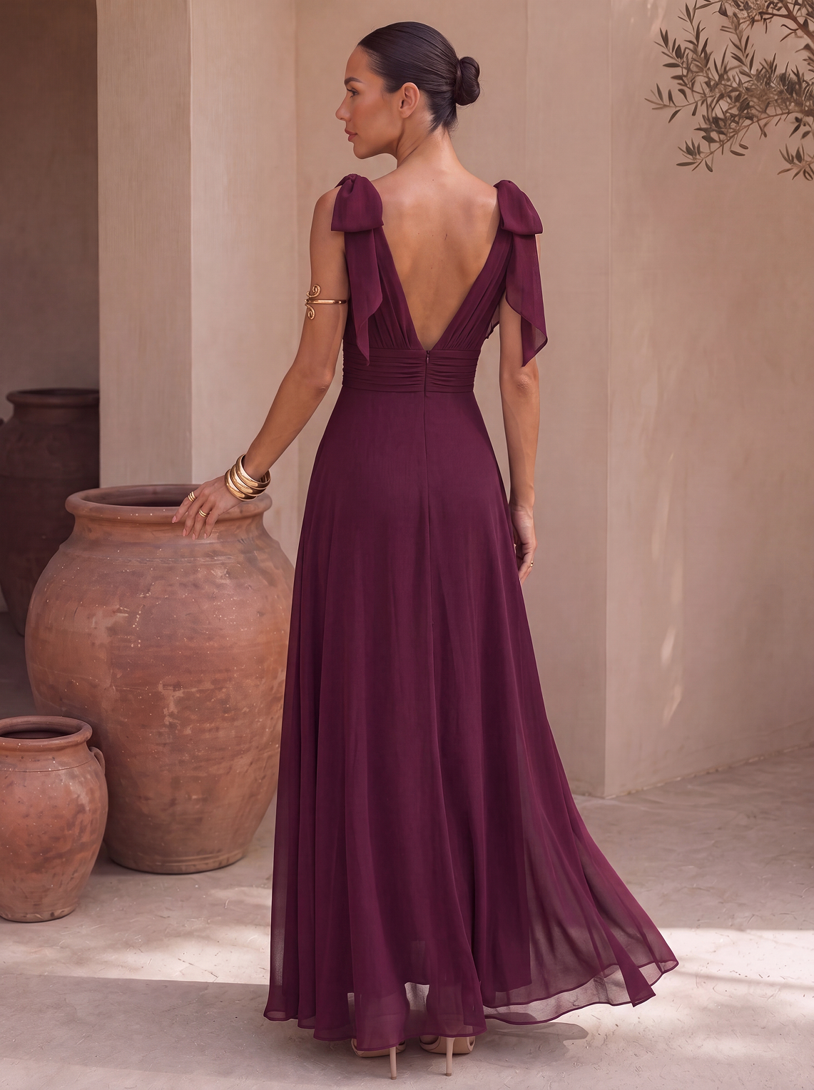 Abito tuta lunga con scollo all'americana e sciarpa in chiffon
