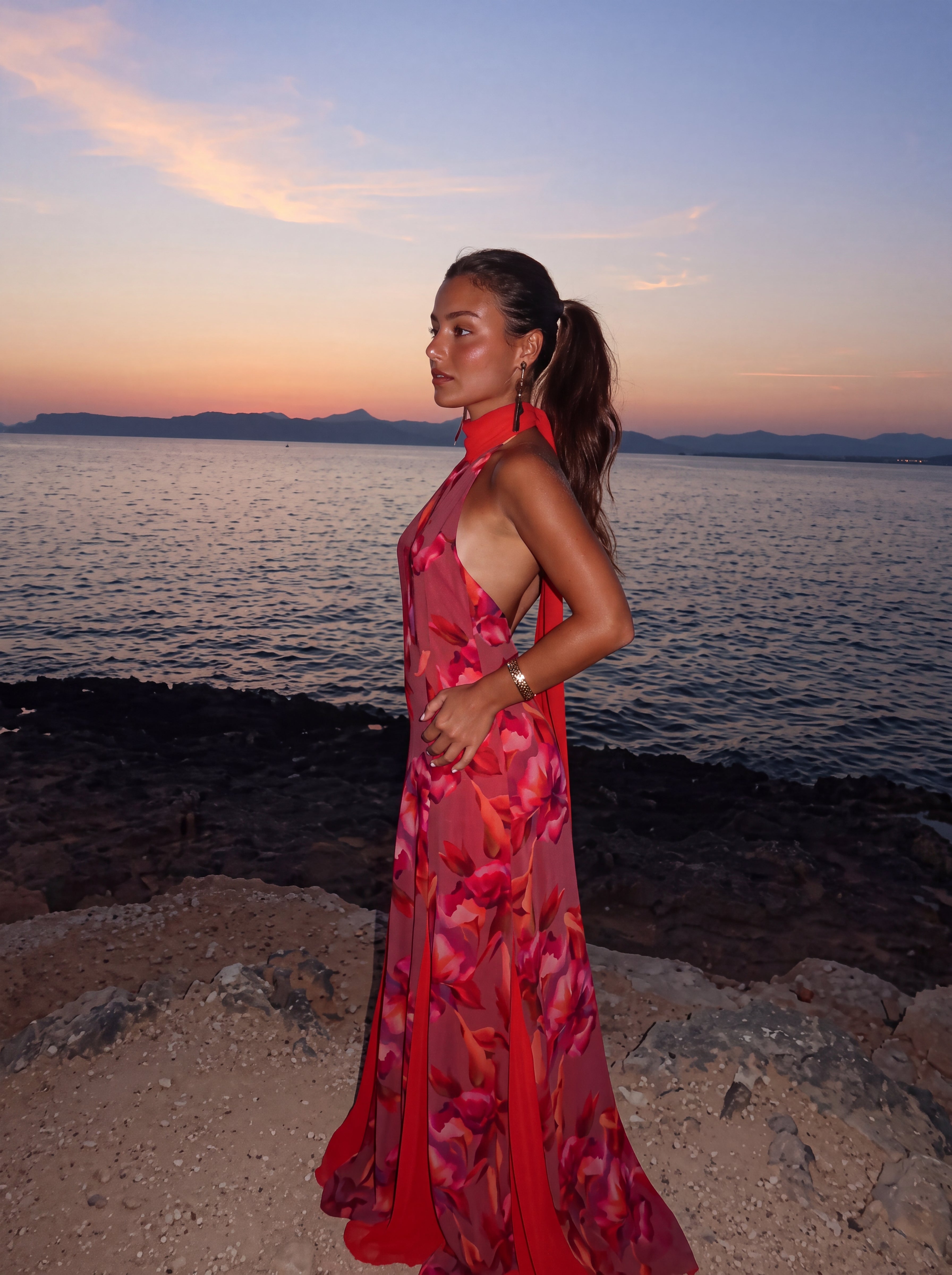 VESTIDO SÓLLER LUNGO A FIORI CON COLLO ALTO E FIOCCO