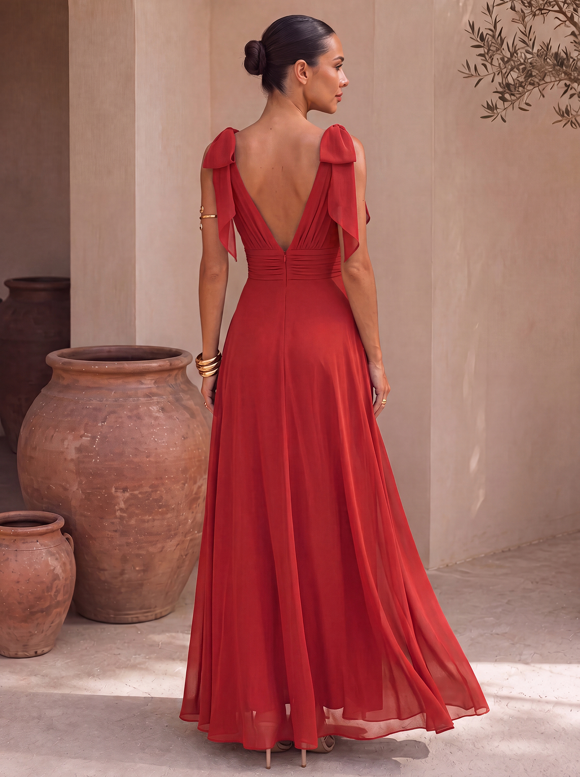 Abito tuta lunga con scollo all'americana e sciarpa in chiffon