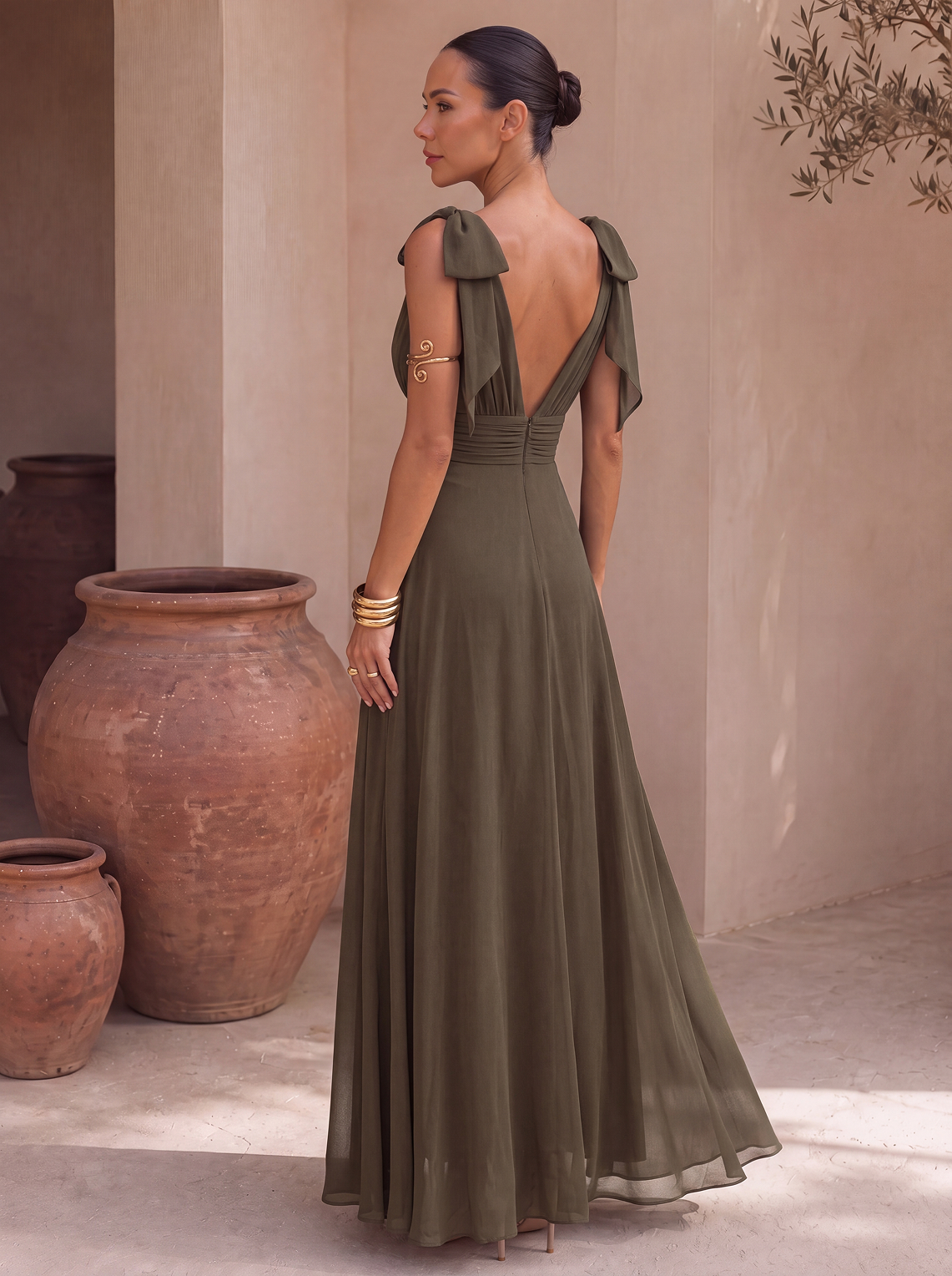 Abito tuta lunga con scollo all'americana e sciarpa in chiffon