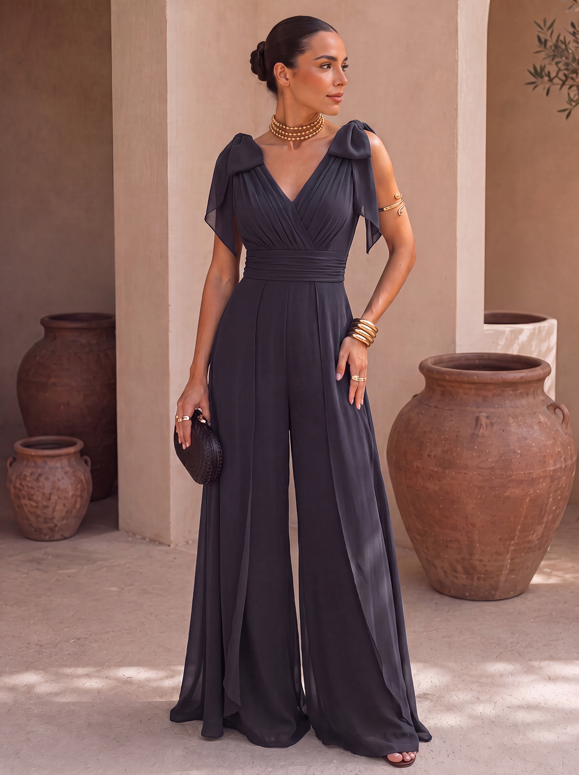 Abito tuta lunga con scollo all'americana e sciarpa in chiffon