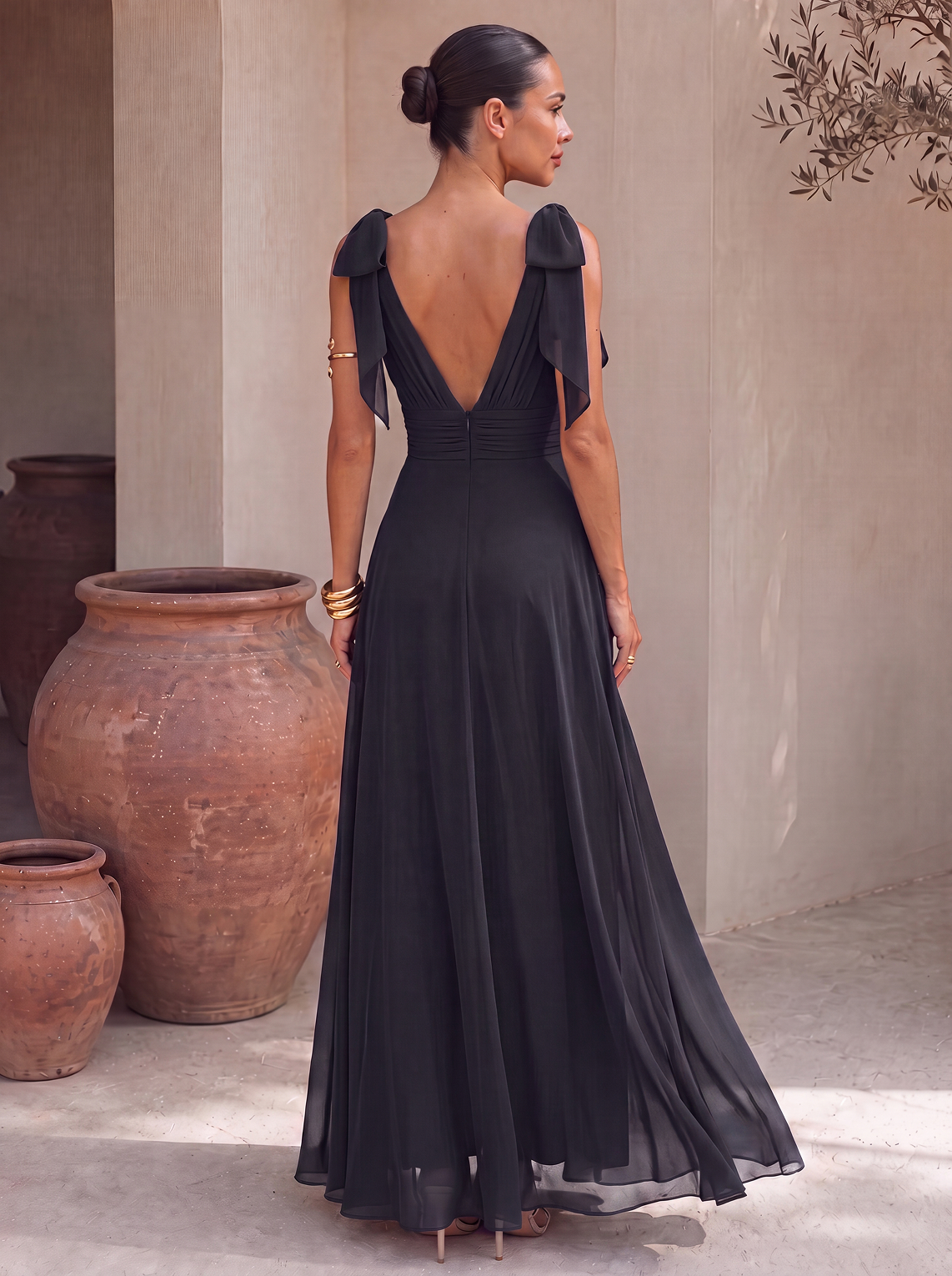 Abito tuta lunga con scollo all'americana e sciarpa in chiffon