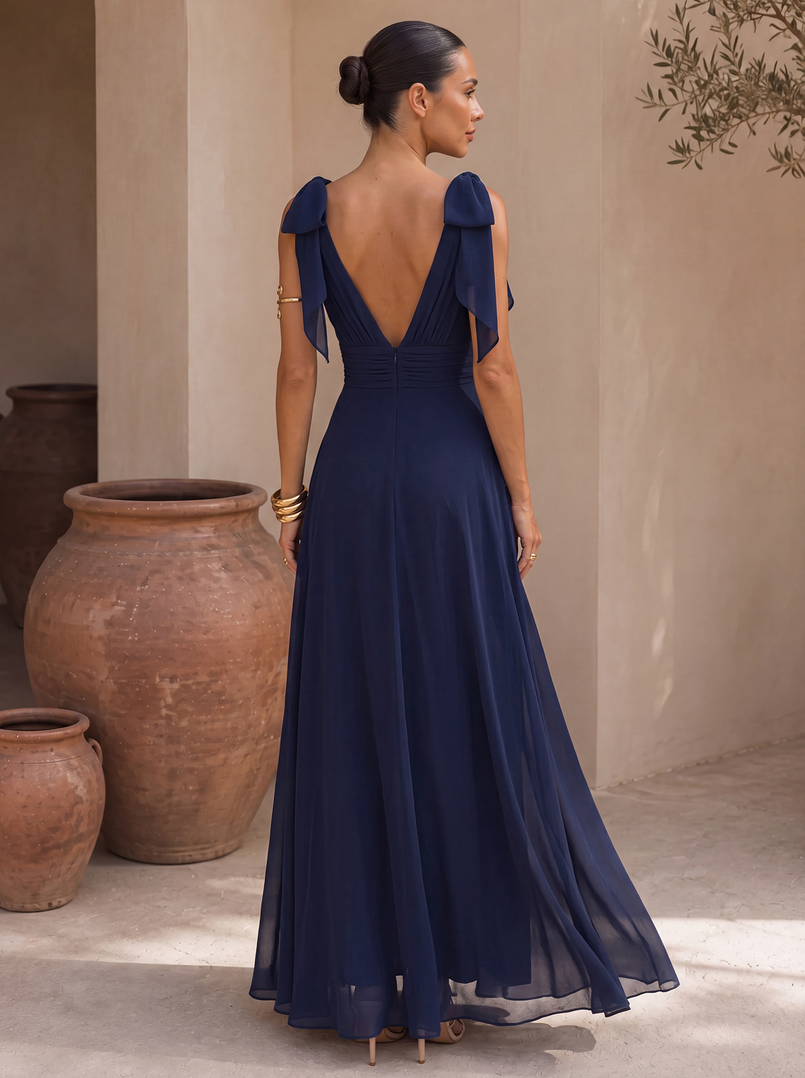 Abito tuta lunga con scollo all'americana e sciarpa in chiffon
